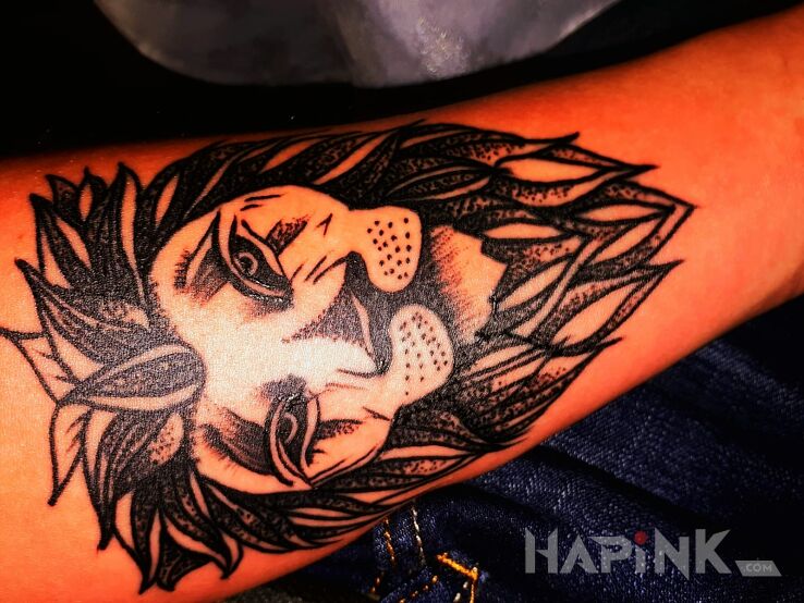 Tattoo Lew (Lion) in animals motif on the forearm