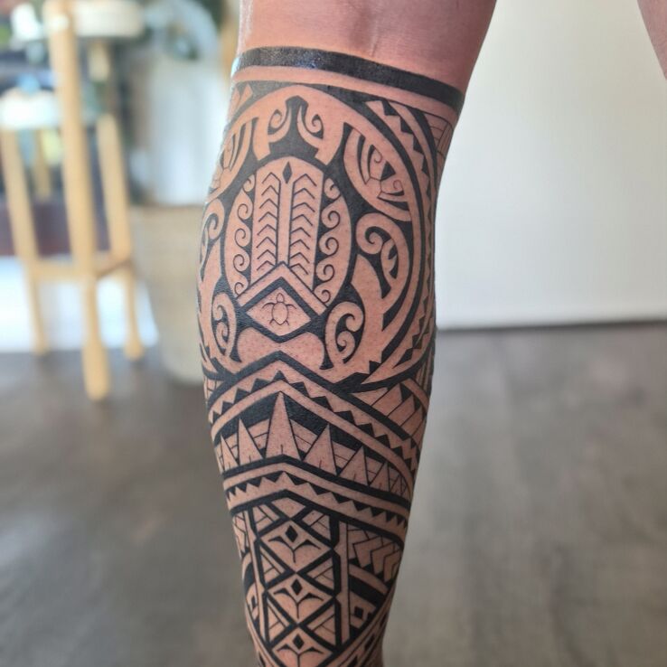 Tattoo Polynesia in legsleeves motif and Polynesian style on the calf