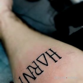Tatuaż Napis horny o zamienione na trójkąt na przedramieniu motyw: napisy
