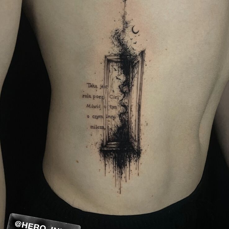 Tattoo Okno z cytatem in black and gray motif and abstract style on the ribs