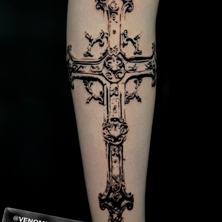 Tattoo Krzyż gotycki in black and gray motif and graphic / illustrative style on the leg