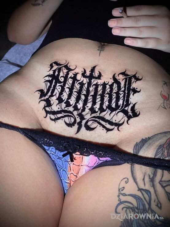 Tatuaż Literki w motywie napisy i stylu blackwork / blackout na brzuchu