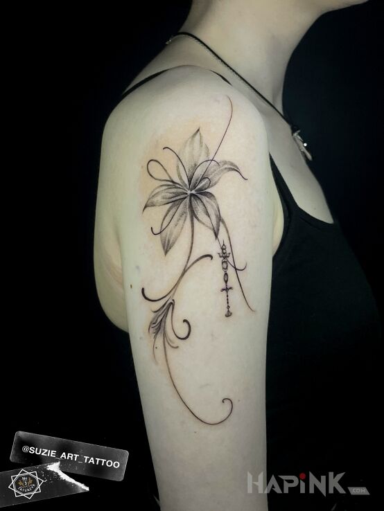 Tattoo Lily in floral motif and graphic / illustrative style on the upper arm