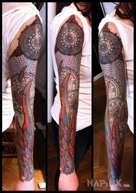Tattoo Pióra w rękawie in colorful motif on the upper arm