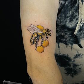 Tattoo Pszczoła On the arm motif: animals style: realistic