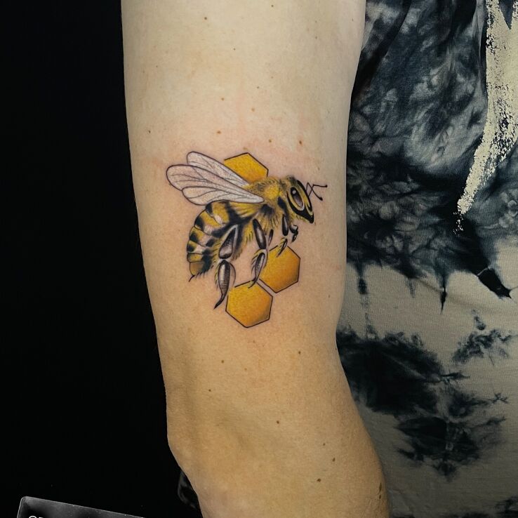 Tattoo Pszczoła in animals motif and realistic style On the arm