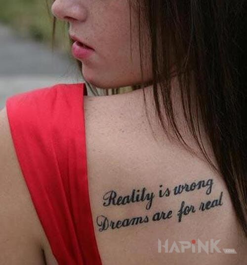Tattoo Rzecz o snach in lettering motif on the shoulder blades