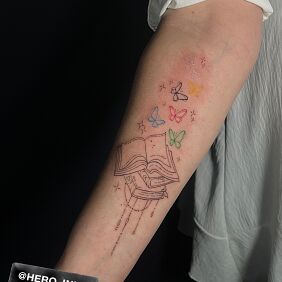 Tattoo Książka z motylkami On the arm motif: objects style: contour / linework