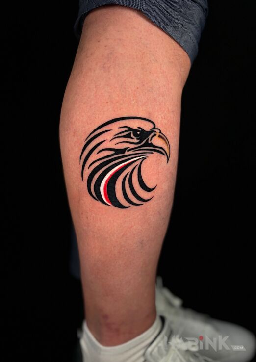 Tattoo Głowa orła z patriotycznymi barwami in animals motif and graphic / illustrative style on the calf