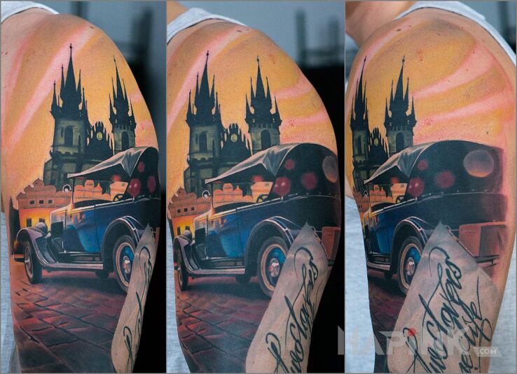 Tattoo Stare auto in 3D motif and realistic style on the upper arm
