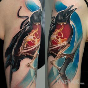 Tattoo Martwa Wrona on the upper arm motif: anatomical style: realistic