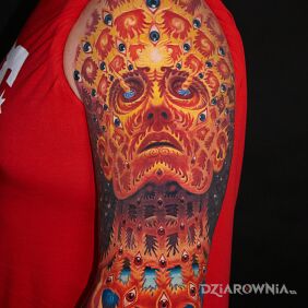 Tatuaż Oversoul Alexa Greya na ramieniu motyw: twarze styl: surrealistyczne