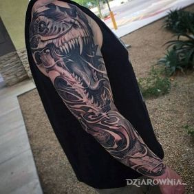 Tatuaż Raptor na przedramieniu motyw: rękawy styl: realistyczne