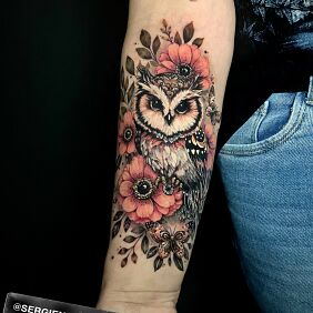 Tattoo Sowa z kwiatami On the arm motif: flowers style: realistic
