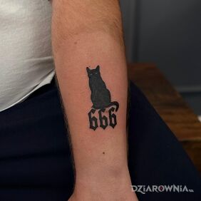 Tatuaż Czarny kot 666 na przedramieniu motyw: zwierzęta styl: blackwork / blackout