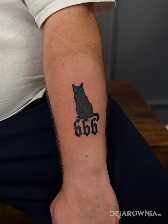 Tatuaż Czarny kot 666 w motywie czarno-szare i stylu blackwork / blackout na ręce