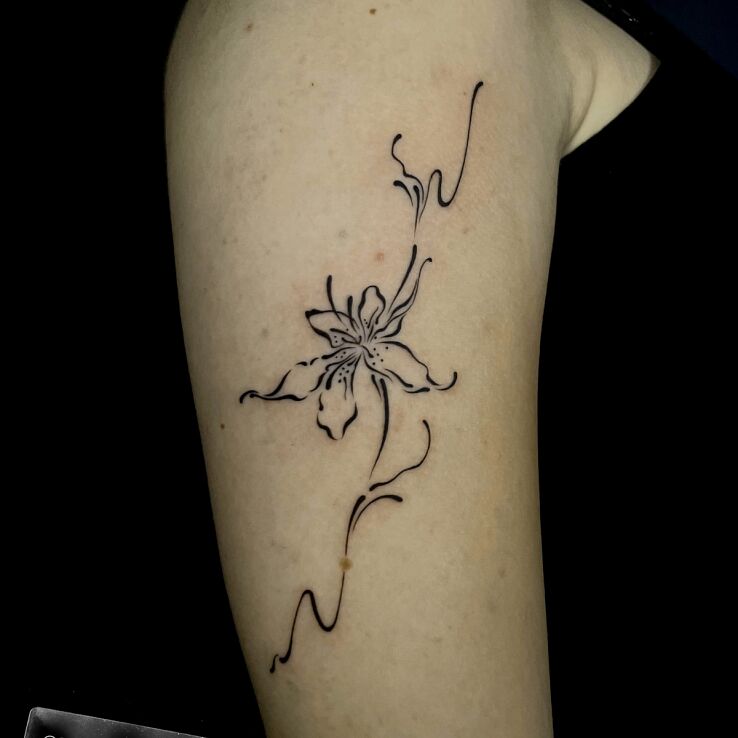 Tattoo Flower in black and gray motif and abstract style On the arm