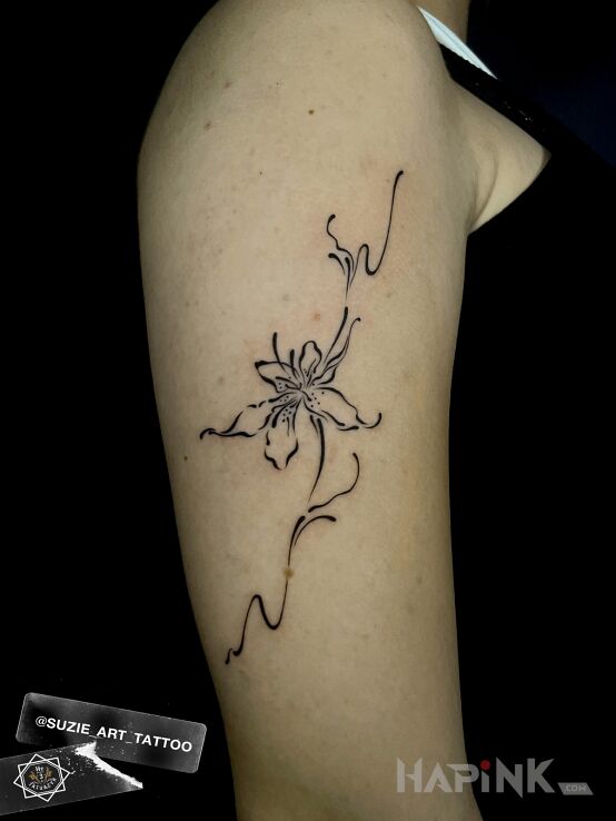 Tattoo Flower in flowers motif and abstract style on the upper arm