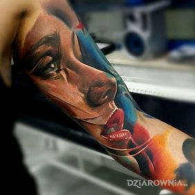Tatuaż Kobiece lico na ramieniu motyw: kolorowe styl: realistyczne