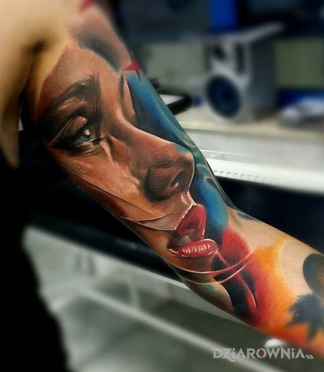 Tatuaż kobiece lico w motywie kolorowe i stylu realistyczne na ramieniu