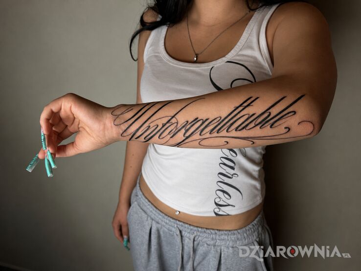 Tatuaż Napis w stylu lettering - Unforgettable w motywie napisy i stylu kaligrafia na przedramieniu