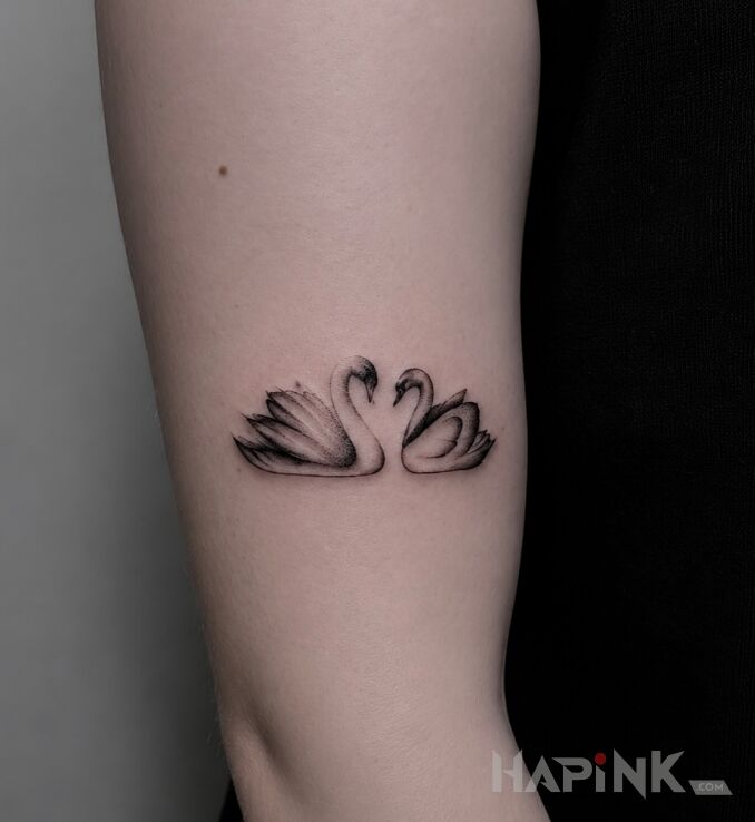 Tattoo Dwa łabędzie tworzące serce in animals motif and dotwork style On the arm