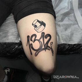 Tatuaż Graffiti 1312 z puszką sprayu na udzie motyw: czarno-szare styl: dotwork