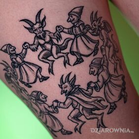 Tatuaż Sabat czarownic / Danse Macabre na nodze motyw: demony styl: rzeźbione drewno