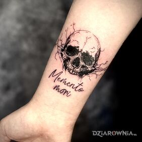 Tatuaż Czaszka z napisem na ręce motyw: napisy styl: graficzne / ilustracyjne