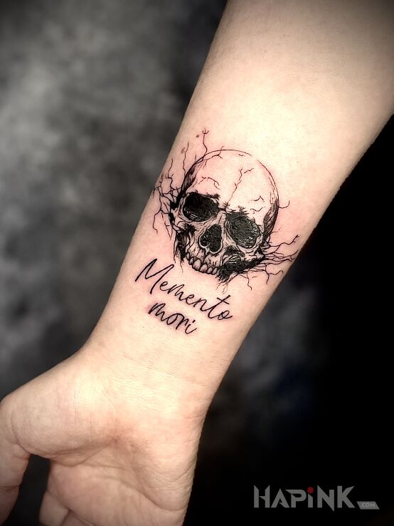 Tattoo Czaszka z napisem in skulls motif and calligraphy style on the forearm