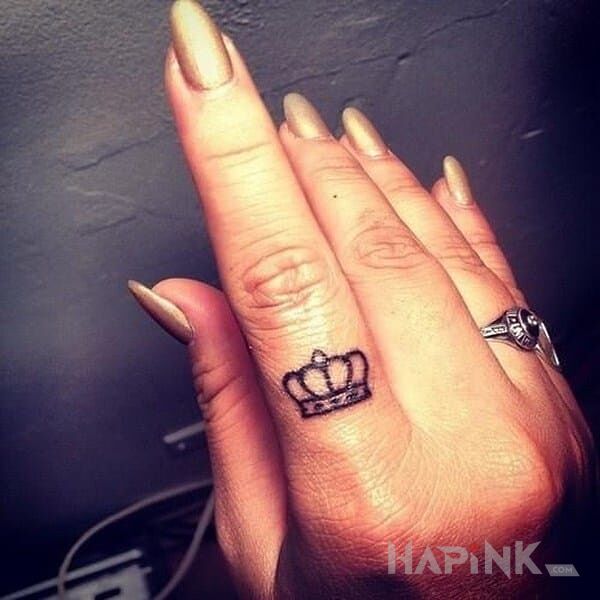 Tattoo Korona in other motif on the fingers