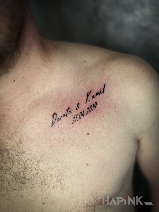 Tattoo Imiona i i data in lettering motif and calligraphy style on the collarbone