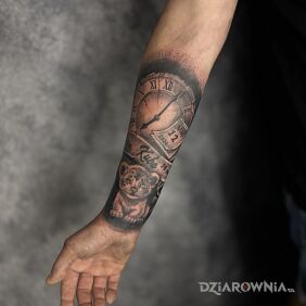 Tatuaż Lwiątko i zegar na ręce motyw: cover up styl: realistyczne