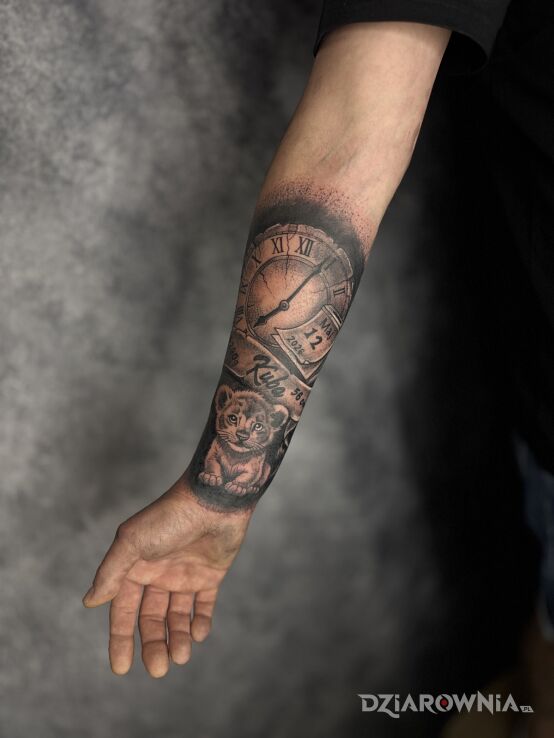 Tatuaż Lwiątko i zegar w motywie cover up i stylu realistyczne na ręce
