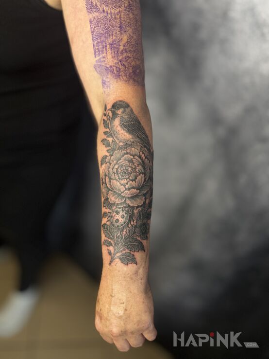 Tattoo 1 sesja Rękawa ( nauka Beaty) in black and gray motif and realistic style On the arm