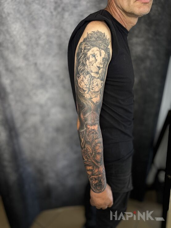 Tattoo Ciąg dalszy rękawa in black and gray motif and graphic / illustrative style On the arm