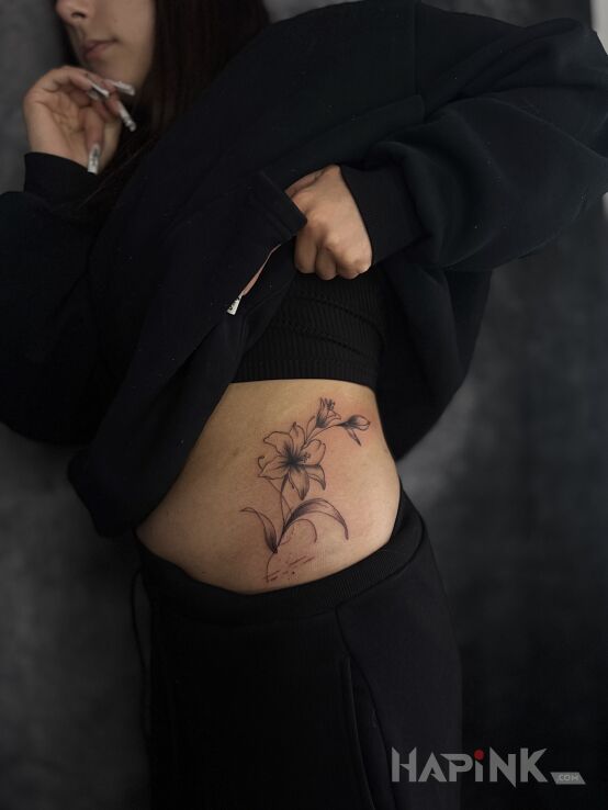 Tattoo Kwiaty na żebrach in floral motif and graphic / illustrative style on the ribs