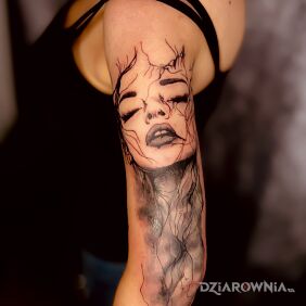 Tatuaż Kobieca twarz z zamkniętymi oczami na ramieniu motyw: twarze styl: abstrakcyjne