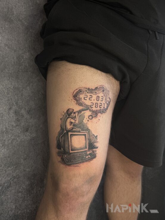 Tattoo Ku pamięci dziadkowi in lettering motif and graphic / illustrative style on the thigh