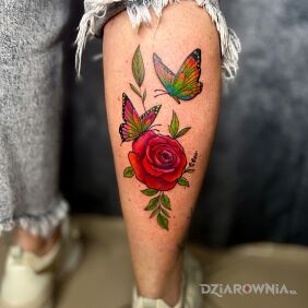 Tatuaż Róża z motylami na łydce motyw: kolorowe styl: graficzne / ilustracyjne