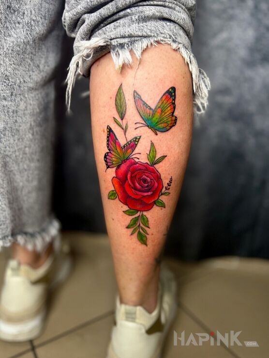 Tattoo Róża z motylami in butterflies motif and graphic / illustrative style on the leg