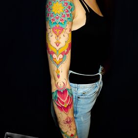 Tattoo Kolorowa mandala on the upper arm motif: colorful style: graphic / illustrative
