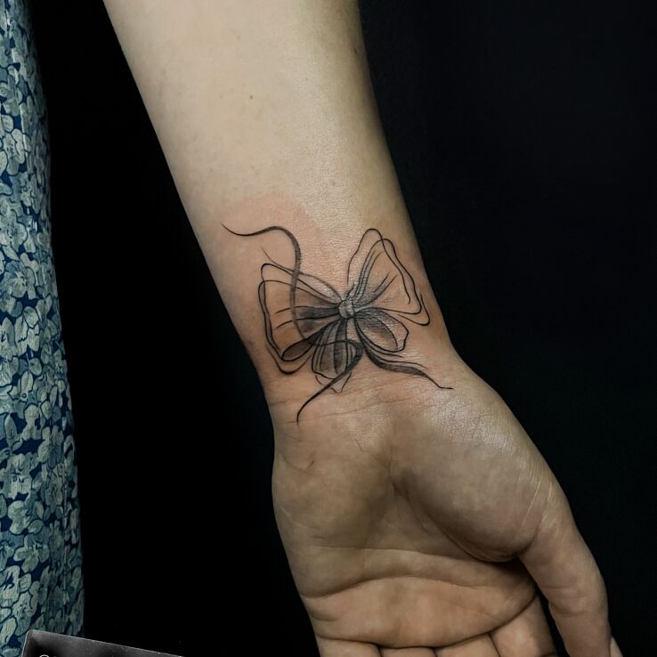 Tatuaż Kokardka w motywie przedmioty i stylu graficzne / ilustracyjne na ręce