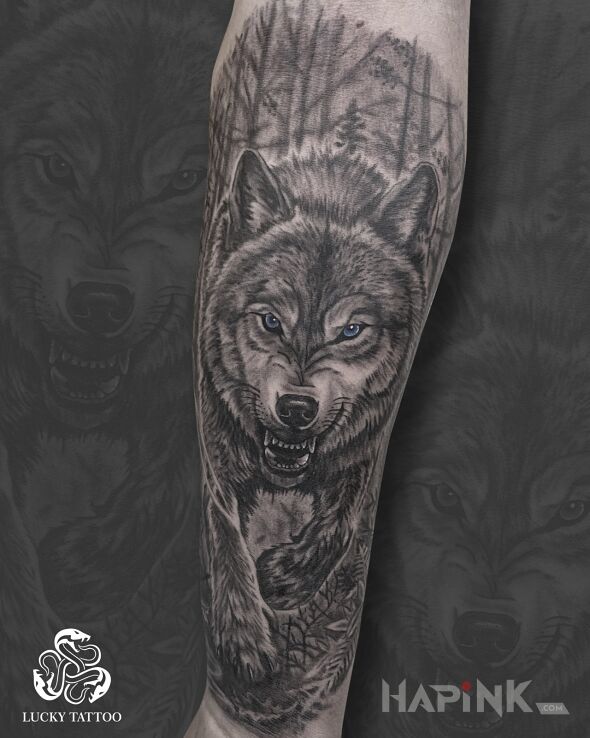 Tattoo Realistyczny wilk z Niebieskimi Oczami in nature motif and realistic style On the arm