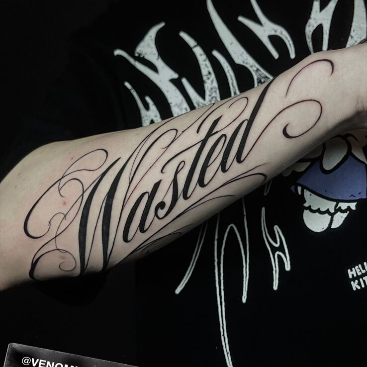 Tatuaż Wasted w motywie czarno-szare i stylu kaligrafia na ręce