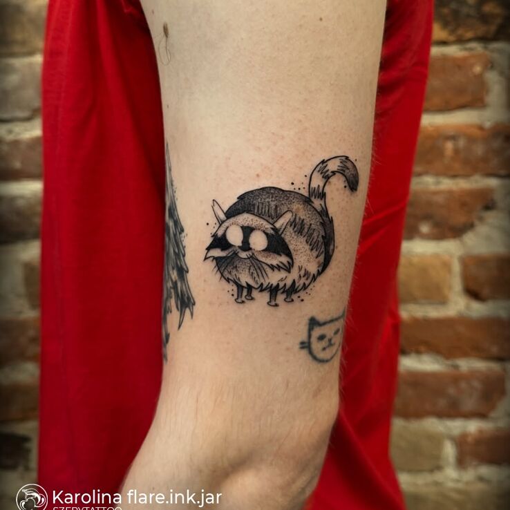 Tatuaż Catcoon z Don't Starve w motywie małe i stylu dotwork na ramieniu