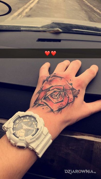 Tatuaż róża bo oznacza miłość w motywie kwiaty na dłoni