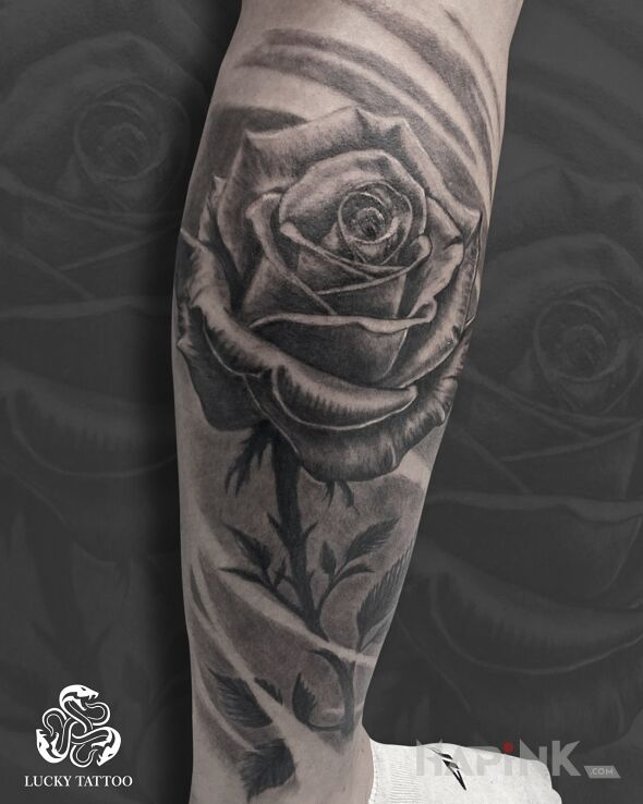 Tattoo Róża w Black & Grey in flowers motif and realistic style on the leg