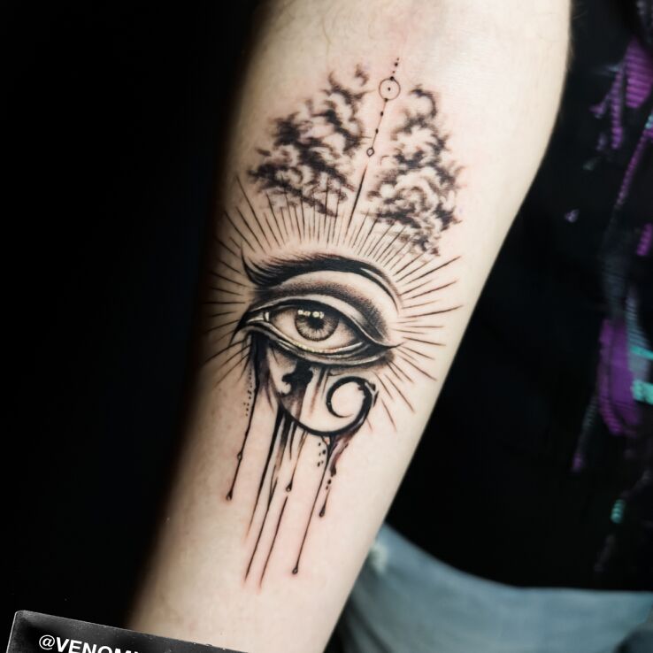 Tattoo Oko Horusa in black and gray motif and graphic / illustrative style On the arm