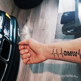 Tatuaż Bmw na przedramieniu motyw: napisy